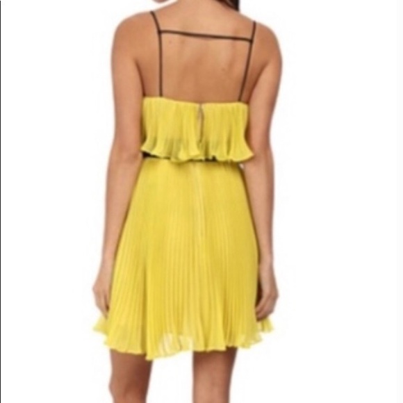 ABS pleated yellow dress - Picture 3 of 7
